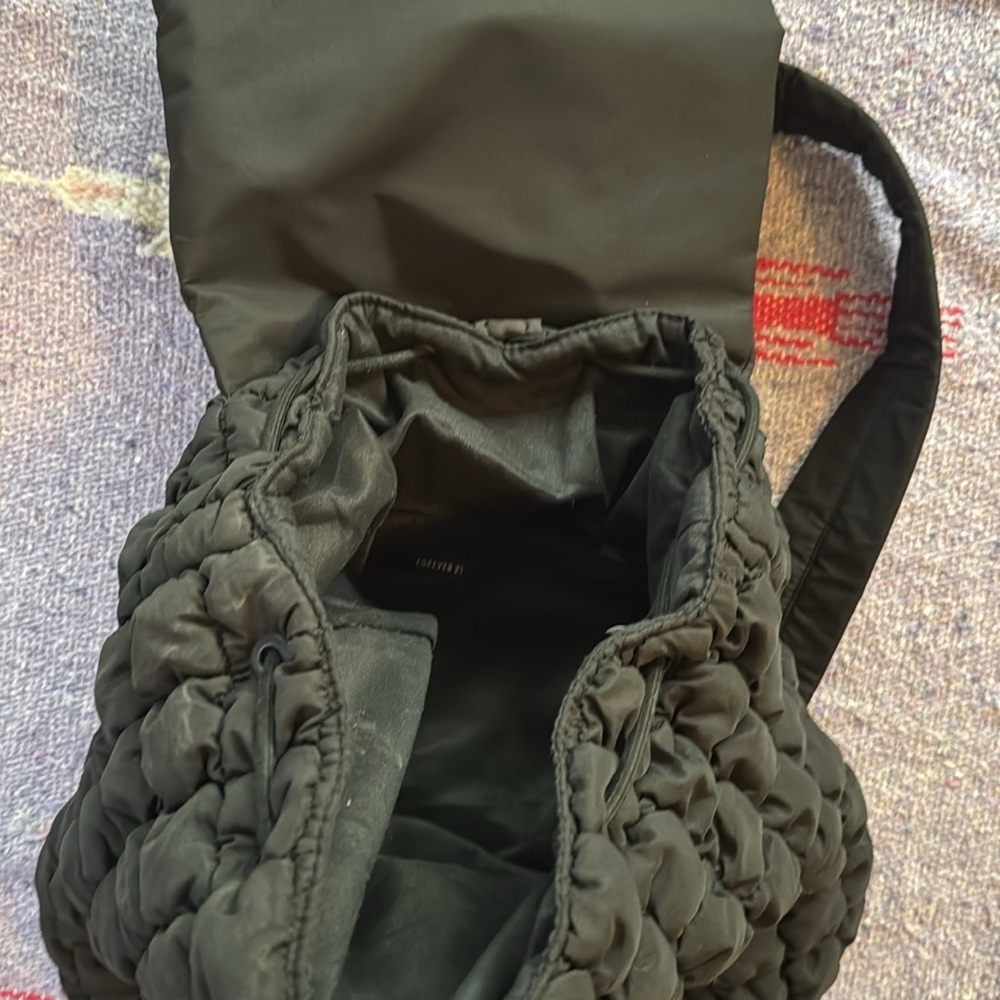 🍍Forever 21 quilted backpack 🍍ADJUSTABLE straps 🍍16” width🍍13” depth🍍 - Picture 3 of 3